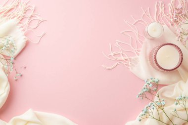 Merhaba bahar konsepti. Cam tutuculardaki mumların üst görüntüsü pembe ve mavi gypthe çiçekleri ve izole edilmiş pastel pembe arka planda beyaz yumuşak eşarp kopyalanmış