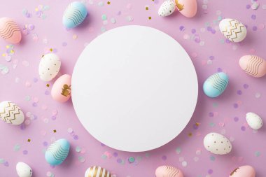 Paskalya konsepti. Beyaz daireli Paskalya yumurtaları ve boş arkaplanlı leylak arkaplanda konfeti.