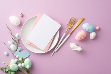 Paskalya konsepti. Pembe zarf ve kağıt kaplama bıçak buketi içinde paskalya yumurtaları ve izole edilmiş eflatun arkaplanlı seramik tavşanın resmi.