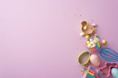 Paskalya konsepti. Tavuğun ve tavşanın en iyi görüntüsü fırınlama kalıpları renkli paskalya yumurtaları çırpma ve izole edilmiş eflatun arkaplan üzerine serpiştirme