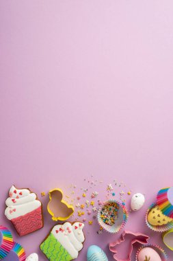 Paskalya yemeği konsepti. Paskalya pastası şekilli zencefilli ekmek ve renkli kâğıt kalıplarının dikey görüntüsü izole edilmiş eflatun arkaplan üzerine serpiştirilmiş kalıplar