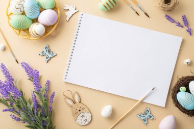 Paskalya konsepti. Albüm fırçalarının en üstteki fotoğrafı renkli paskalya yumurtalarını kase içindeki tahta dekoratif tavşanlar sicim yuvasından kelebek makarası ve kopyalanmış bej arka planda lavanta çiçekleri.