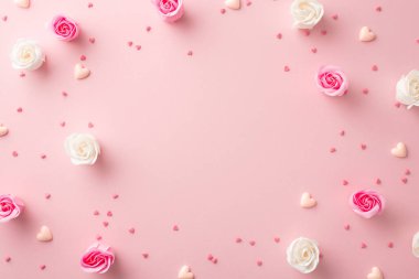 Anneler Günü konsepti. Beyaz ve pembe gül tomurcuklarının en üstteki fotoğrafı izole edilmiş pastel arkaplanda küçük kalpler ve serpiştirmeler ortadaki kopyalanmış pembe arkaplan