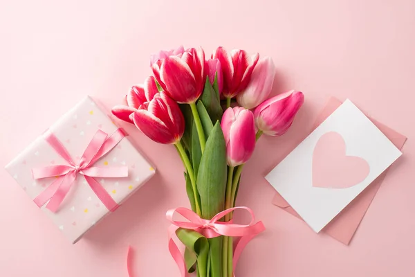Святкування Дня Матері Фото Зверху Букету Рожевих Тюльпанів Стрічковим Луком — стокове фото
