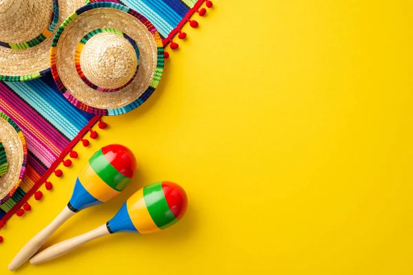 Koncepcja Karnawałowa Cinco Mayo Widok Góry Zdjęcie Sombrero Kapelusze Kolorowe — Zdjęcie stockowe