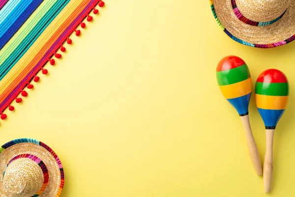Ovanifrån Poncho Och Maracas Mexikansk Hatt Ljusgul Bakgrund Med Tomt — Stockfoto