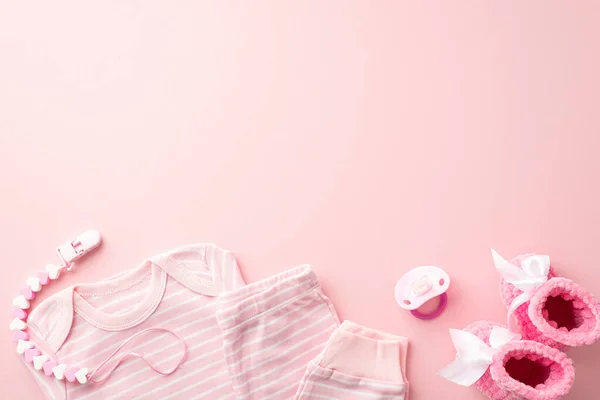 Babyzubehör Konzept Foto Von Oben Von Rosa Säuglingskleidung Hemdhosen Schnullerkette — Stockfoto