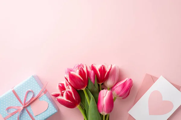 Концепція Дня Матері Фото Зверху Букету Свіжих Тюльпанів Рожевий Конверт — стокове фото