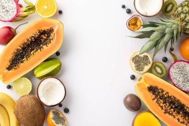 Yaz cenneti konsepti. Taze ejderha meyvesi, kivi, papaya, ananas, portakal, limon, granodilla, karambola, yaban mersini ve hindistan cevizi manzarası.