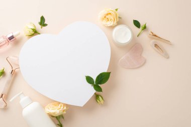 Cilt bakım markanızı krema şişeleri, masaj rulosu ve pastel bej arka planda boş bir kalple bu şık düz yatakla vurgulayın.