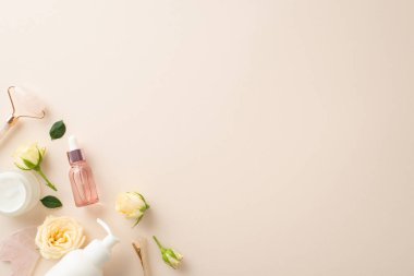 Güzellik rejiminizi kozmetoloji konseptiyle yükseltin, yüz temizleme serumu şişeleri ve krem şişelerini göstererek rahatlatıcı bir pastel bej tabanlı ve boş bir alan ile narin gül yapraklarıyla sarmalayın.