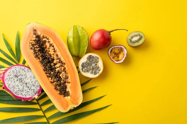Sommervergnügen Draufsicht Auf Frische Drachenfrüchte Papaya Passionsfruchttomarillo Karambola Mit Grünen — Stockfoto