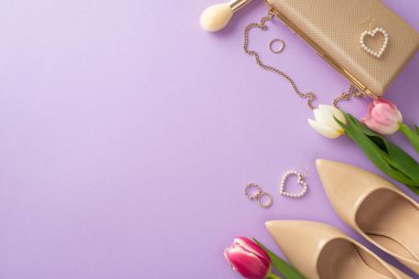Anneler Günü konsepti. Yüksek topuklu ayakkabılar, el çantası, laleler, makyaj fırçası, menekşe arkaplanlı küpeler.