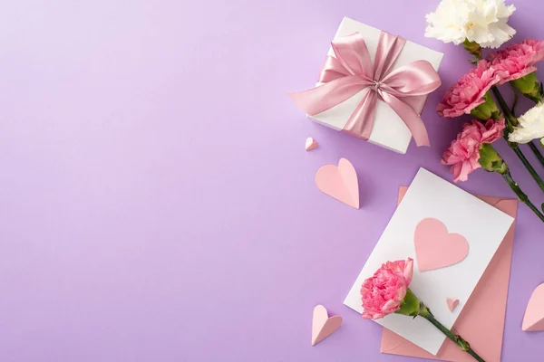 母亲节快乐的概念 顶部平铺着漂亮的粉色礼品盒 上面有彩带 康乃馨花 粉红的纸心 贴在柔和的紫色背景上的明信片 上面有文字或广告的空间 — 图库照片