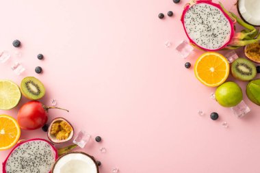 Çerçevede bir yaz. Canlı bir tropikal meyve, kivi portakallı limon tomarillo, granodilla ve hindistan cevizinden oluşan göz alıcı bir daire ve promosyon içeriği için boş bir alan.