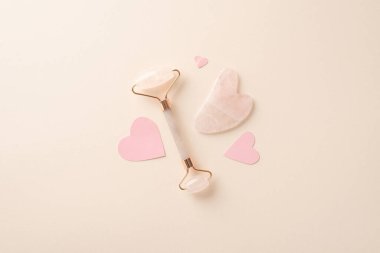 Kişisel bakım rutininizi cilt bakımı kozmetolojisi konseptiyle geliştirin. Yüzünüzde küçük pembe kalpler sergilenecek. Huzurlu pastel bir arka plan ve markalaşma için boş bir alan.