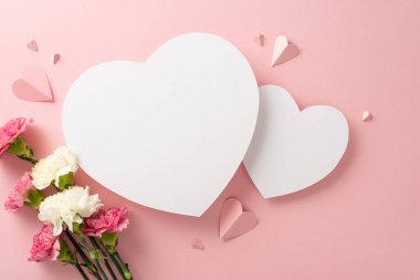 Anneler Günü kampanyanı, zarif karanfil çiçeklerinin düz fotoğrafı ve yumuşak pembe arka planda iki boş kalple birlikte yumuşak pembe kalplerle yükselt.