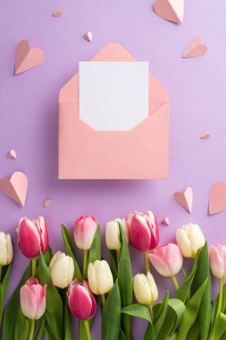 Anneler Günü kutlaması konsepti. Lale çiçeklerinin üst dikey görünümü düz ve yumuşak pastel menekşe arkaplan üzerinde açık zarf ile pembe kağıt kalpler metin veya reklam için alan