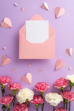 Anneler Günü kutlaması ve hediye konsepti. Güzel pembe kağıt kalpler üst dikey görünüm düz ve karanfil çiçekleri yumuşak bir pastel mor arkaplan üzerinde metin için sayfa açık zarf