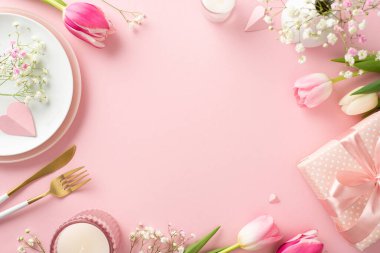 Moda Anne 'nin masa düzenlemesi. Tabakların, çatal bıçakların, lalelerin, hediye kutusunun, vazonun, mumların ve dekoratif kalplerin olduğu daire.