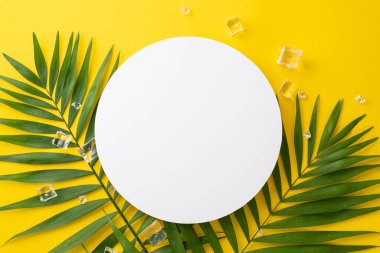 Yaz için hazır olun Bu canlı üst görünüm düz fotoğraf uzanan yemyeşil palmiye yaprakları buz küpleri güneşli sarı bir zemin üzerinde boş bir daire metin için mükemmel