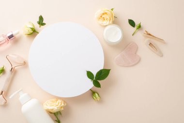 Bu çarpıcı cilt bakımı ile dikkat çekmek düz serum şişeleri, gül yaprakları ve pastel bej arka plan üzerinde damgalama için boş bir daire yatıyordu