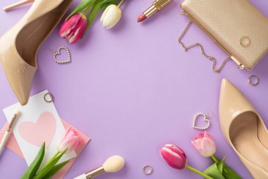 Anneler Günü manzaralı düz topuklu ayakkabılar, el çantası, kartpostal, laleler, makyaj fırçası ve pastel mor arka planda kopyalanmış küpelerle yatıyordu.