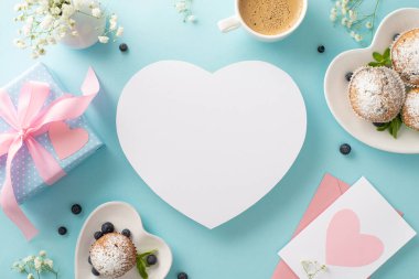 Anneler günün kutlu olsun. Kek manzarası, hediyeler, tebrik mektupları ve pastel mavisi arka planda çingene çiçekleri. Mesajınızı boş kalpte karşılama için özelleştirin