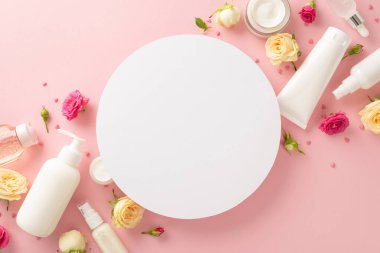 Doğal cilt bakım rutininizi yükseltin. Pompa şişeleri, pipetler, krem şişeleri ve pastel pembe arka plandaki güllerle. Boş daire damgalamak için mükemmel.