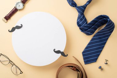 Acayip Babalar Günü teması. Üst görünüm düz kravat, bıyık, kol saati, aksesuarlar, kemer, bej zemin üzerindeki gözlük mesaj veya promosyon için boş bir daire