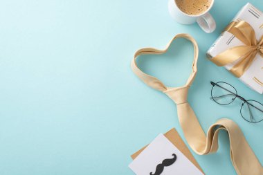 Tarz sahibi ve sofistike Babalar Günü fikri. Kalp şeklinde kravat, gözlük, bıyık, hediye kutusu, tebrik kartı, kahve fincanı ve pastel mavisi arka planda reklam için boş alan.