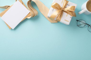 Sofistike bir Babalar Günü 'yle harika bir baba. Kravat, gözlük, kurdele, kartpostal, kahve fincanı ve erkek aksesuarları. Pastel mavi arka planda mesaj için yer var.