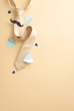 Babaya lüks bir Babalar Günü ver. Bıyık, kravat ve mavi kağıt kalplerle dolu, arka planda mesaj ya da reklam için boş bir alan olsun.