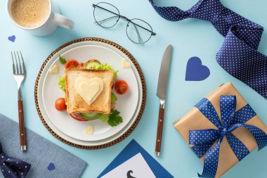 Sürpriz bir kahvaltıyla Babalar Günü 'nü özel yap! Ev yapımı sandviç, çatal bıçak takımı, kahve fincanı, peçete, kravat, gözlük, hediye kutusu, erkek aksesuarları.