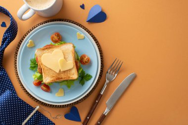 Babalar Günü sürprizi: Sebzeli ve kalp şeklinde peynirli ev yapımı sandviç tabağı, kahve fincanı, kravat tokası, kahverengi arka planda mesaj için boş alan