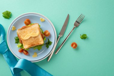 Babalar Günü 'nde lezzetli bir kahvaltıyla babaya sürpriz yap. Bıyık şekilli peynirli, çatal bıçaklı, ipek kravatlı ev yapımı bir sandviçin üst görüntüsü.