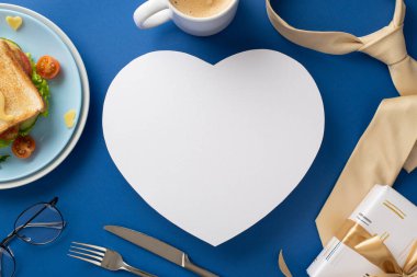 Babalar Günü 'nü babama sürpriz bir kahvaltıyla başlat! Üst görünüm sandviç, kalp şeklinde posta, kahve, aksesuarlar, kravat, gözlük, metin veya reklam alanı olan mavi arkaplan