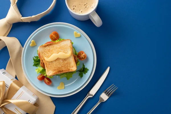 Babanıza bir sabah hediyesi verin de Babalar Günü kahvaltısı sürprizi yapsın! Kadeh kaldırma, bıyık şekilli peynir, kahve, mavi arkaplanlı modaya uygun aksesuarlar.