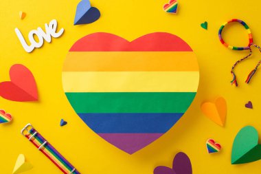 LGBT geçit aksesuarları, pin rozetleri, bileklik, bileklik, yazıt, aşk ve gökkuşağı renkli kalp şeklinde sarı bir fonda yer alan sarı renkli bir kart içeriyor.