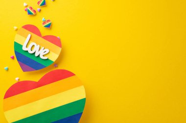 LGBT geçit aksesuarları bu düz görünüm ile bir beyanda bulunun canlı sarı arka planda, gökkuşağı renkli kalpler, yazılı aşk, boş bir boşluk metin veya reklam için