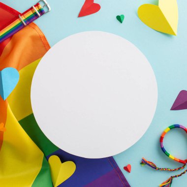 Sembolik geçit aksesuarları dikey düzenleme üst görünüm düz yatıyordu, bayrak, bilezik, kalpler, mavi arkaplan üzerinde, boş daire metin için, LGBT tarih konseptini somutlaştıran