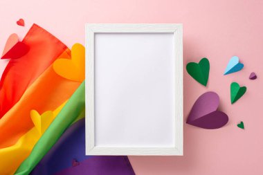 LGBT Tarih Ayı 'nı gökkuşağı bayrağının, renkli kalplerin ve açık pembe bir arkaplanda boş bir fotoğraf çerçevesinin olduğu bu göz alıcı tasarımla kutlayın. Boş alan reklam için yer sağlar