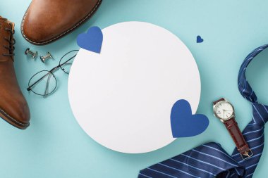 Tarz sahibi Babalar Günü konsepti. Yuvarlak kartpostal, kravat, deri ayakkabılar, kol saati, gözlükler, kol düğmeleri, pastel mavi arka plandaki aksesuarlar ve metin için boş daireler.