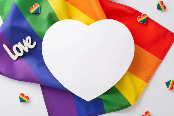 一组Lgbt支持项目的俯视图 包括心形别针徽章 文字爱心和彩虹旗 放在白底上 白底上有空白的文字或宣传品 — 图库照片