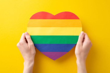 LGBT topluluğuyla dayanışma içinde olun. Anlamlı ilk peson üstten görüntü ile birlikte. Gökkuşağı kalp şeklinde bir pankart.