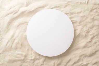 Plajdan kaçış fikri. Sandy Beach arkaplanındaki beyaz boş dairenin en üst görünümü metin veya reklam için