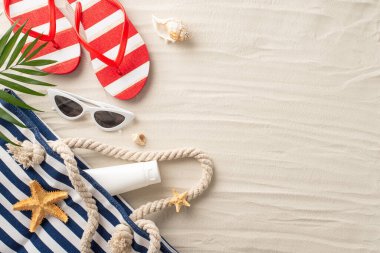 Mükemmel bir yaz tatili için zemin hazırlayın! Güneş gözlüğü, plaj çantası, parmak arası terlik, güneş kremi, deniz kabuğu, deniz yıldızı, kumlu sahilin arka planında palmiye yaprakları. Metin veya reklam için kullanılabilir alan