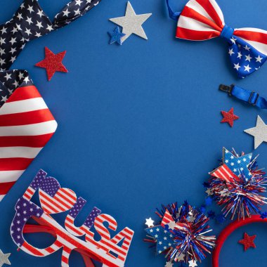 Bağımsızlık Günü kutlaması konseptinin kare karesi. Parlak yıldızlar, parti gözlükleri, kravat, papyon gibi renkli parti aksesuarları, mesaj veya reklam için yeri olan mavi bir arka planda saç bandı.