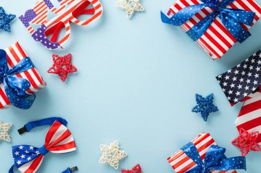 Bağımsızlık Günü ABD 'den esinlenilmiş sahne. Sembolik parti unsurlarının genel görüntüsü: rattan yıldızları, vatansever parti gözlükleri, kravat, papyon, hediye kutuları, metin veya tanıtım için boş çerçeveli mavi arkaplan