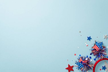 Sembolik parti unsurları uyum içinde bir araya gelerek Bağımsızlık Günü 'nü sembolize ediyor. Üst görünüm yıldızları, konfeti, açık mavi arka plandaki bantlı boş alan mesajı ya da reklamı bekliyor